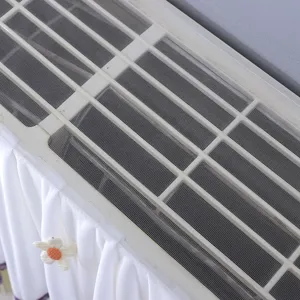 Gros plan détail du couvercle anti-poussière pour climatiseur mural en tissu floral
