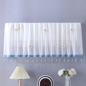 Housse de climatiseur blanche transparente avec applique florale et pompons de perles murale.