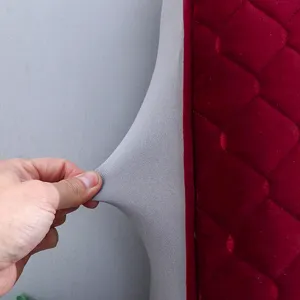 Dettaglio copritesta letto elastico con tessuto in velluto ispessito e lato grigio estensibile.