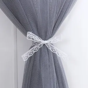Copertura antipolvere verticale in tulle grigio per condizionatore con nastro in pizzo