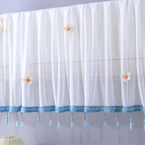 Housse de climatiseur en filet blanc avec dentelle bleue et pompons de perles, décoration élégante.