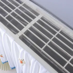 Détail en gros plan du déflecteur de vent de climatiseur blanc avec décor de rideau en tissu.