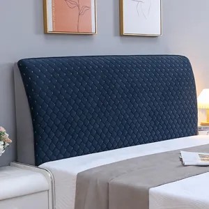 Fodera trapuntata per testata in blu scuro, design morbido e coprente per letti moderni.