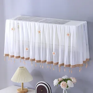 Vue détaillée de l'élégante housse de climatiseur en dentelle blanche avec décor floral chic.