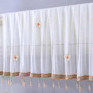 Housse de climatiseur en résille blanche avec broderie florale et pompons de perles.