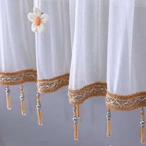 Gros plan du rideau pare-vent de climatiseur blanc transparent avec des perles et des fleurs.