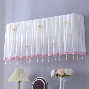 Vue détaillée de la housse anti-poussière murale en dentelle blanche avec fleurs et perles.
