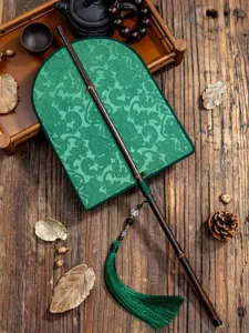 Chinesischer Retro Faltfächer runder Fächer Bambusgriff grüne Quaste elegante Detailaufnahme