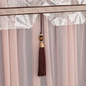 Vista detallada de la funda antipolvo de encaje con borla para una decoracion elegante.
