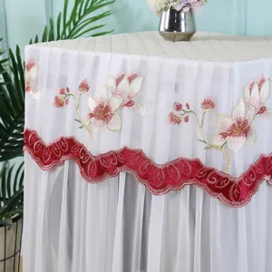 Fundas de lavadora de encaje blanco con bordado floral y elegante borde festoneado rojo.