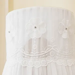 Cubierta antipolvo para aire acondicionado vertical de encaje blanco detalle floral delicado.