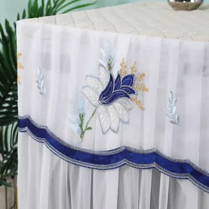 Cubierta de encaje para lavadora antipolvo con bordado floral azul y ribete de terciopelo.