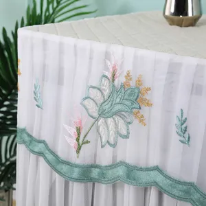 Funda antipolvo de encaje para lavadora con exquisito diseño de bordado floral y borde verde.