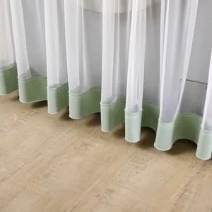 Fundas antipolvo de encaje blanco para lavadora con borde de terciopelo verde pastel.
