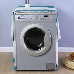 Vista detallada de funda antipolvo de lavadora de encaje azul y blanco, decoración elegante.