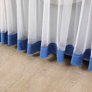 Vista detallada de cerca de la funda de lavadora de malla de encaje blanco con borde azul.