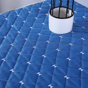 Detalle de funda acolchada azul para lavadora, protector antipolvo textura de tela