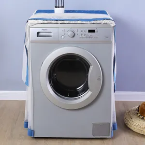 Fundas antipolvo acolchadas azules para lavadora con detalles de encaje vista de detalles.