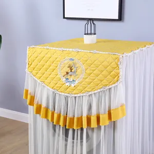 Funda antipolvo acolchada de encaje amarillo para lavadora con bordado de ciervo y volantes.