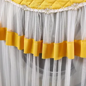 Vista detallada de funda para lavadora de encaje acolchado amarillo con elegantes volantes de tul.