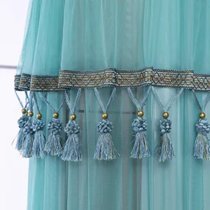 Vista dettagliata dell'elegante copertura per condizionatore in rete ciano con ricamo raffinato.