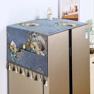 Vista detallada de la cubierta de polvo de tela para refrigerador con bolsillos y borlas.