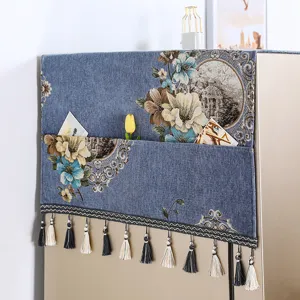 Vista detallada de funda para frigorífico estilo nórdico vintage con patrón floral y borlas.