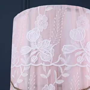 Copertura verticale rosa per condizionatore in pizzo, elegante ricamo floreale dettaglio.