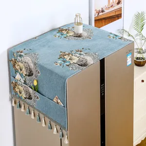 Fundación antipolvo para frigorífico estilo nórdico con bolsillos y borlas detalle vista.