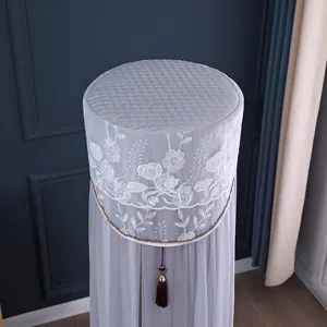 Copertura verticale grigia per condizionatore con elegante ricamo in pizzo e matelassé.