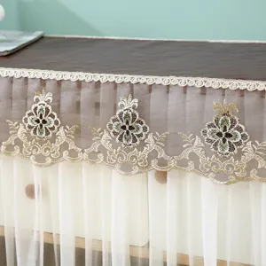 Elegante funda antipolvo bordada para mueble de TV, camino de mesa y decoración rectangular.