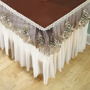 Detalle de mantel impermeable marrón con tapa de cuero y elegante borde de encaje fino.