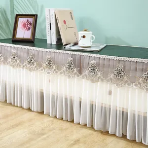 Vista detallada de la funda antipolvo impermeable para mueble de TV con faldón de encaje.