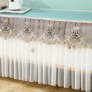 Elegante mantel antipolvo bordado para mueble de TV, con volantes de encaje y detalles florales.