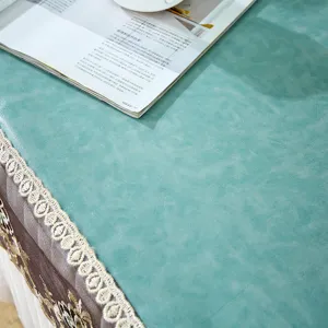 Primer plano detalle del mantel turquesa impermeable con borde de encaje delicado hogar.
