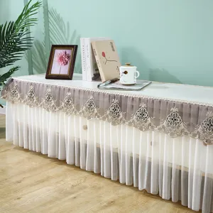 Detalle de la funda antipolvo de encaje bordado elegante para decoración de interiores.