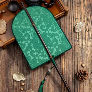 Chinesischer Retro Faltfächer purpurroter Bambusgriff grüner Seidenfächer traditioneller Stil