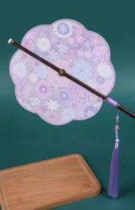 Exquisite traditioneller chinesischer Faltfächer mit violetter Blumenstickerei und Quaste.