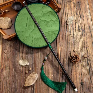 Abanico redondo plegable de estilo antiguo con mango largo y seda verde para la danza.