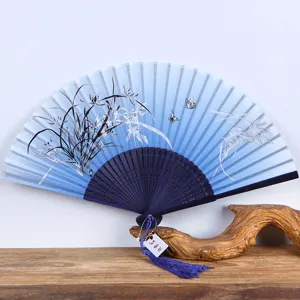 Chinesischer Seidenfaltfächer mit blauem Orchideen und Schmetterling Druck im traditionellen Stil