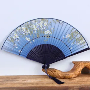 Traditioneller chinesischer Fächer aus Seide mit Pflaumenblütenmuster und schöner Quaste.