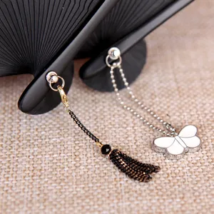 Abanico de estilo chino con delicado colgante de mariposa y borla para mujeres.