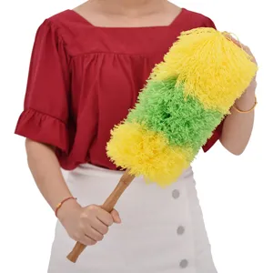 Handige huishoudelijke stofdoek met houten handvat en microvezelkop voor efficiënte reiniging.