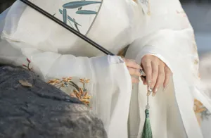 Traditionele Chinese Hanfu fotografie detail witte geborduurde kostuum klassieke waaier