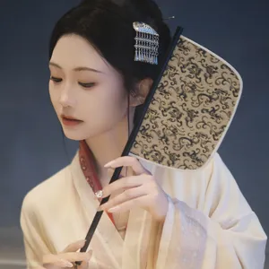 Traditionele Chinese waaier voor Hanfu fotografie, elegante oude ontwerpfotografie rekwisiet.