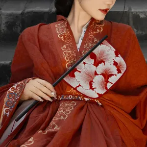 Traditionele Chinese stijl Hanfu en prachtige ronde waaier voor fotografie en zomerdans.
