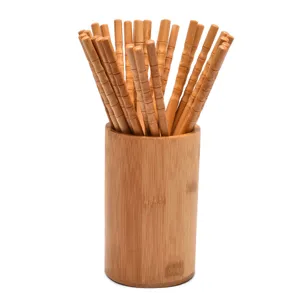 Juego de palillos de bambú carbonizado con soporte, diseño tradicional para cocina.