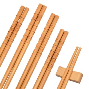 Set de palillos de bambú carbonizado natural con soporte de madera para uso doméstico y cocina.
