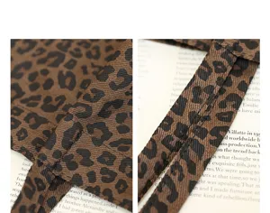 Detailopname van luipaardprint canvas draagtas riemen en versterkte stiksels