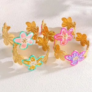 Bracciale rigido dorato in acciaio inossidabile fiori smaltati colorati design largo ed elegante